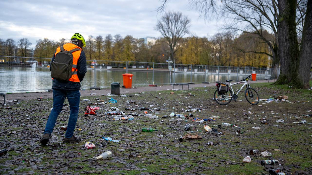 Am Aachener Weiher liegt viel Müll.