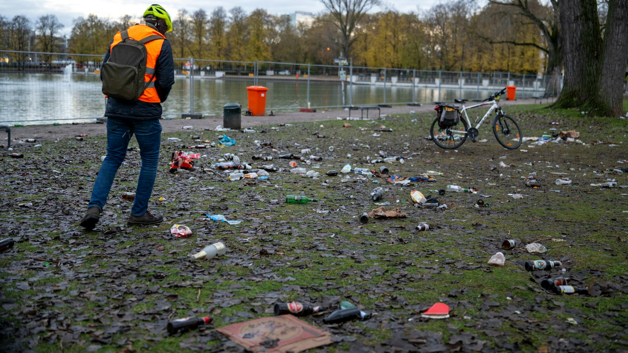Am Aachener Weiher liegt viel Müll.