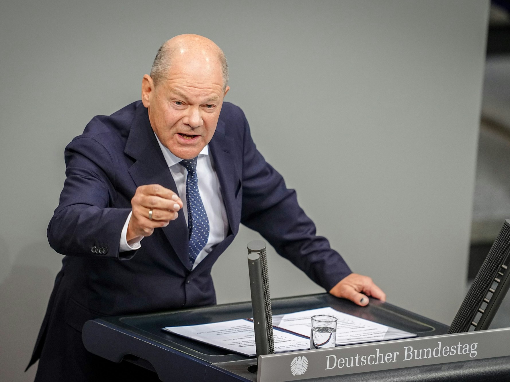 Bundeskanzler Olaf Scholz (SPD, hier am 9. November in der Generaldebatte um den Haushalt 2025 im Bundestag) ist in Umfragen völlig abgestürzt.