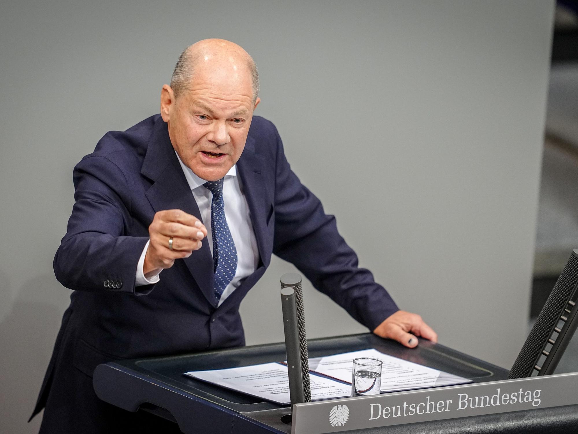 Bundeskanzler Olaf Scholz (SPD, hier am 9. November in der Generaldebatte um den Haushalt 2025 im Bundestag) ist in Umfragen völlig abgestürzt.