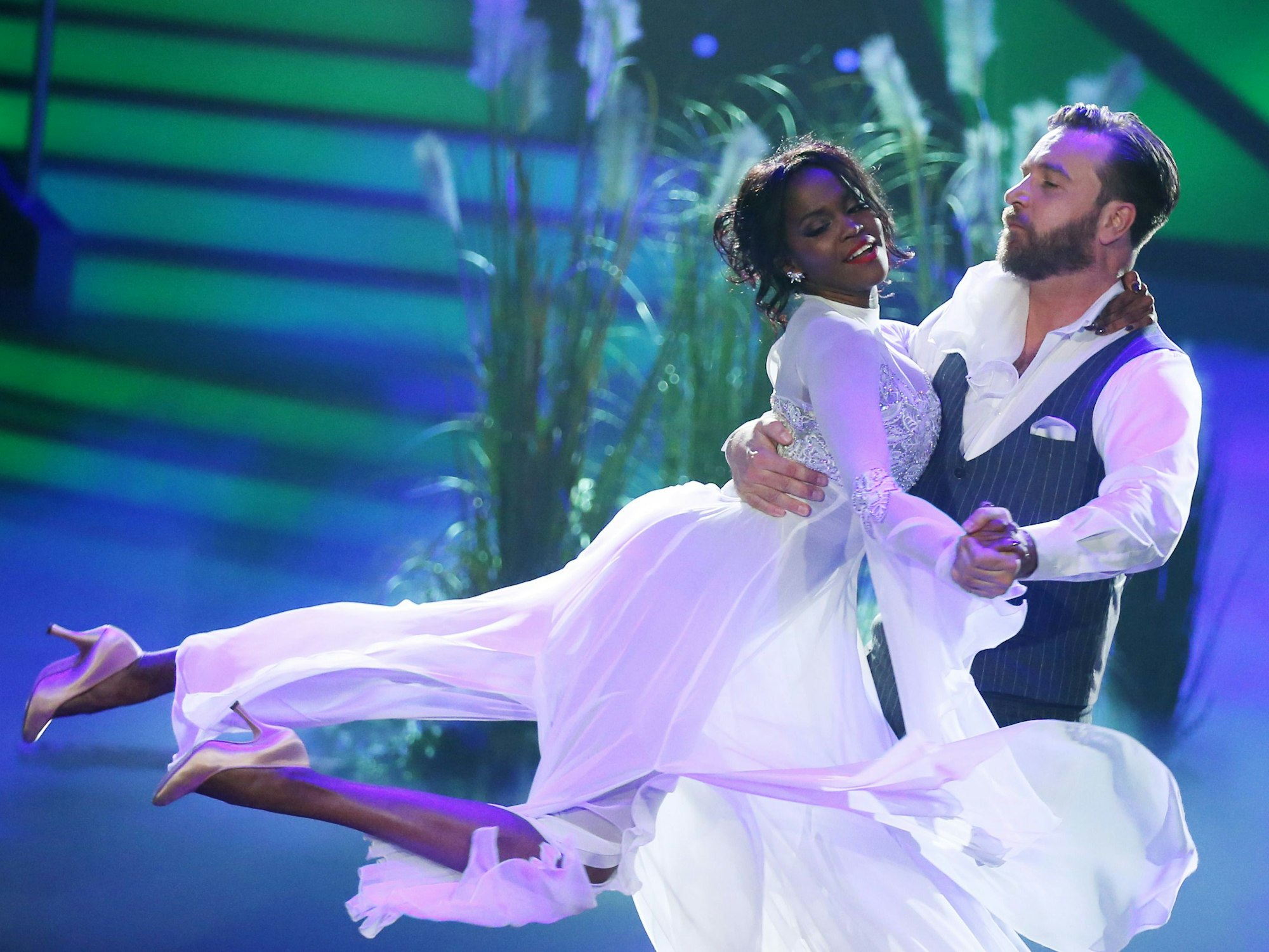 Niels Ruf und Profitänzerin Oti Mabuse tanzen im Coloneum in Köln (Nordrhein-Westfalen) in der RTL-Tanzshow „Let's Dance“.