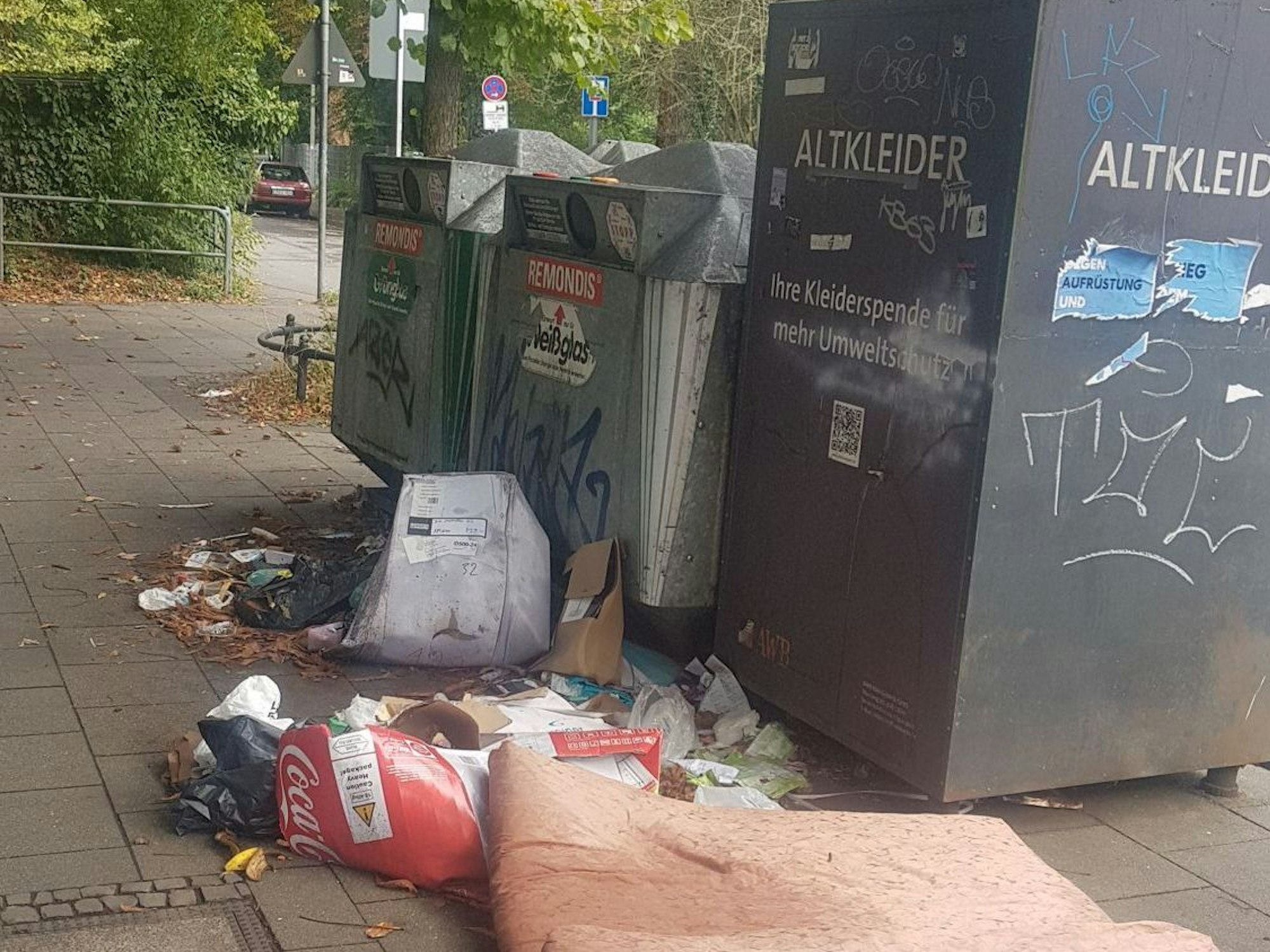 Müll an einem Altkleidercontainer