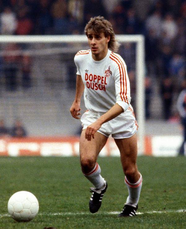 Pierre Littbarski in Einzelaktion am Ball.