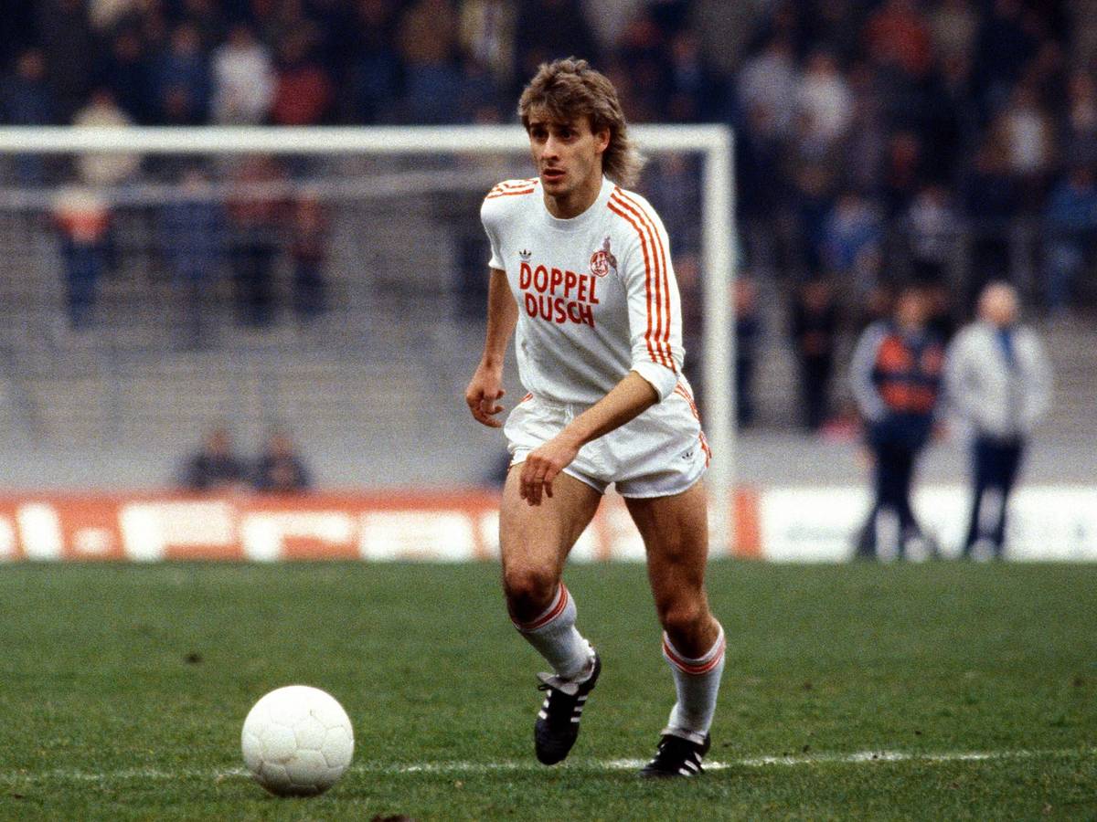 Pierre Littbarski in Einzelaktion am Ball.