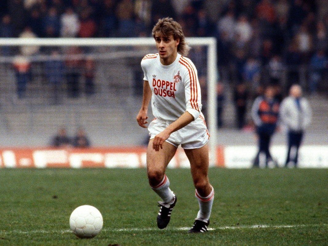 Pierre Littbarski in Einzelaktion am Ball.