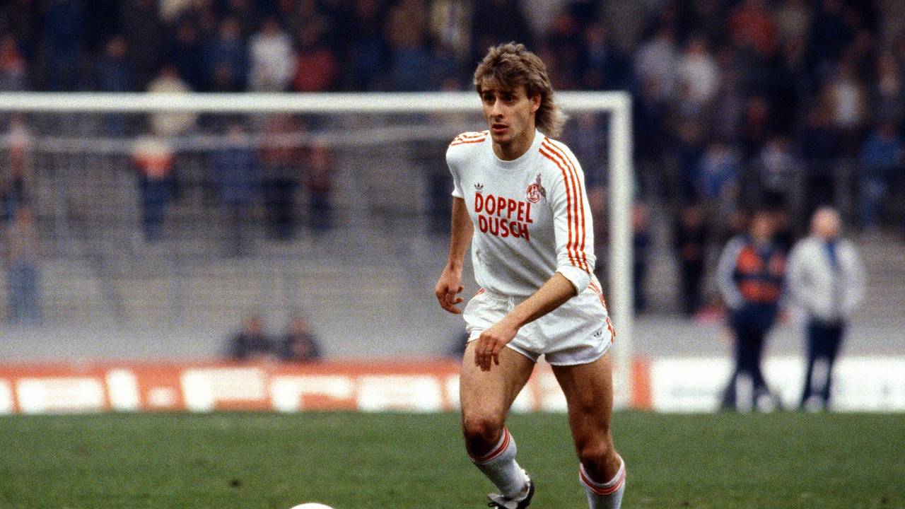 Pierre Littbarski in Einzelaktion am Ball.