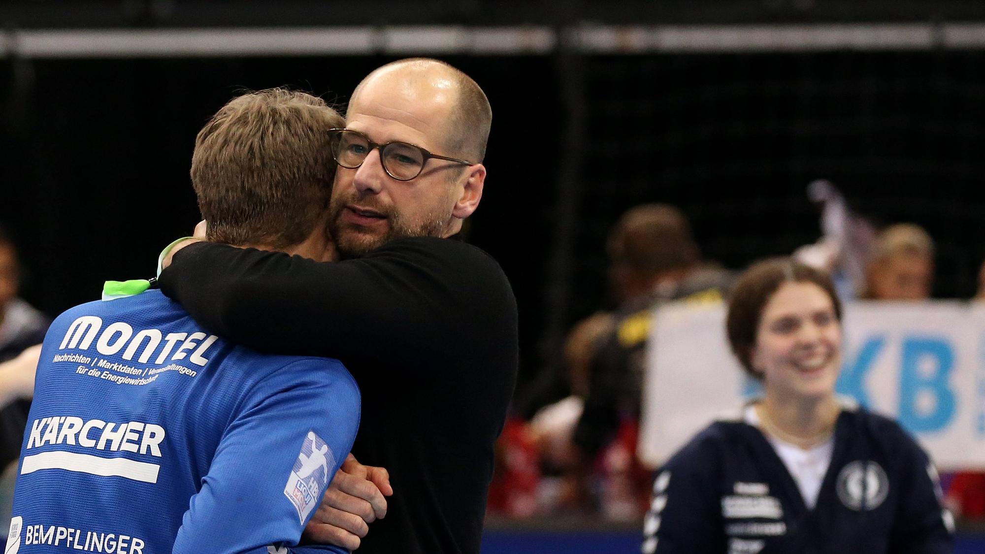 Jürgen Scheikardt umarmt nach einem Spiel seinen Bruder Michael