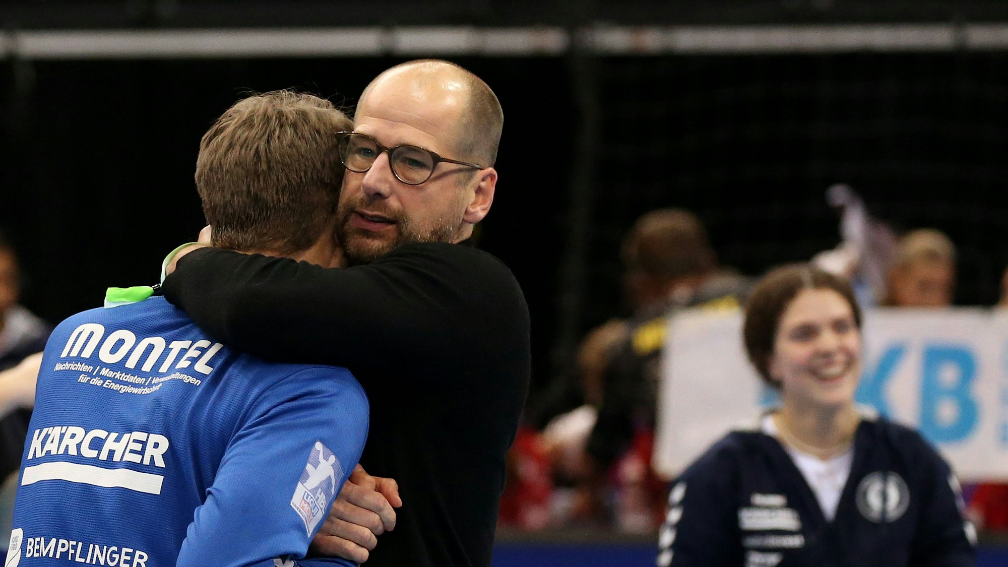 Jürgen Scheikardt umarmt nach einem Spiel seinen Bruder Michael