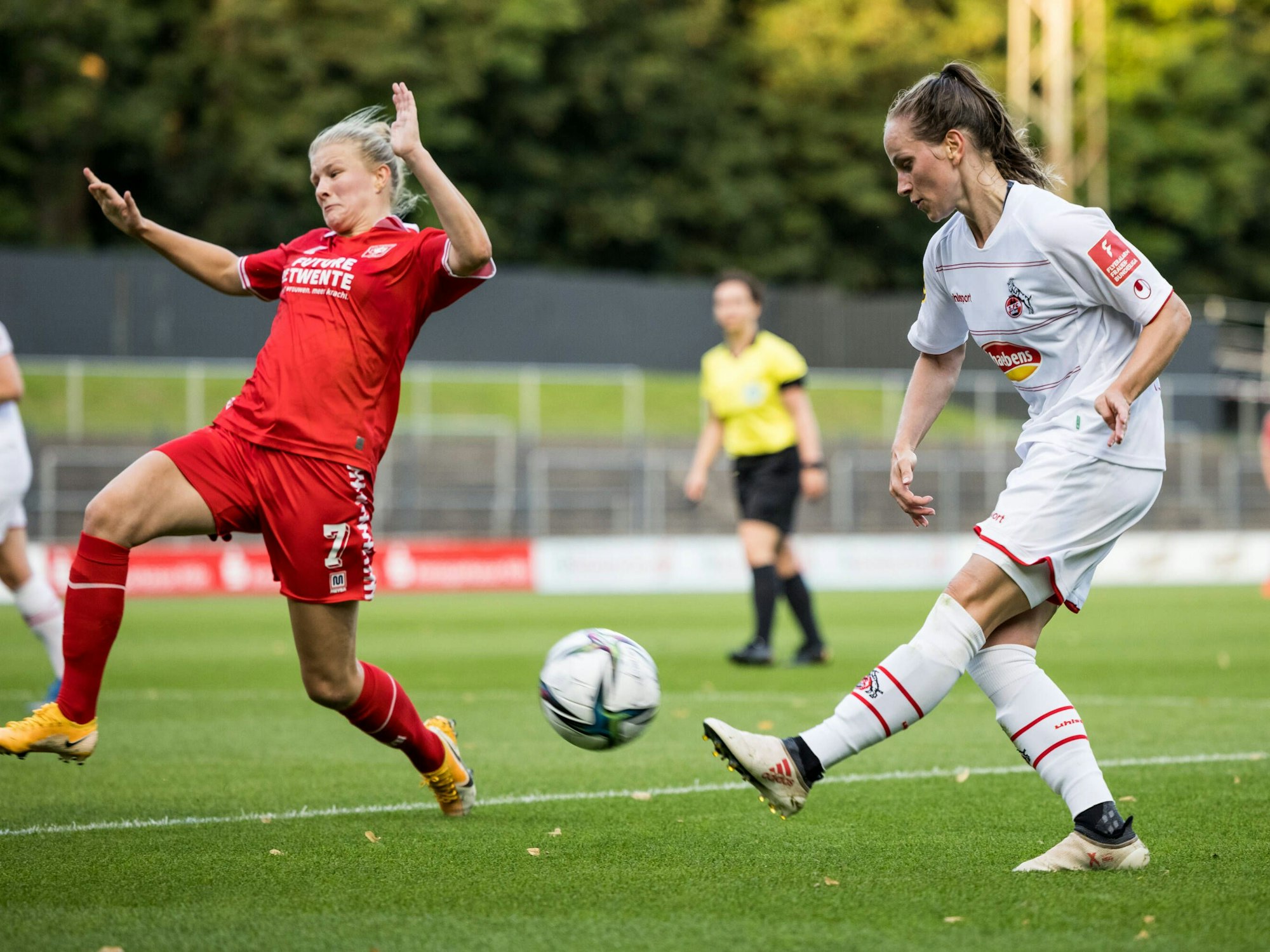 Irini Ioannidou (r.) im Testspiel des 1. FC Köln gegen Twente Enschede am 13. August 2021.