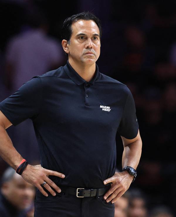 Erik Spoelstra stemmt die Arme in die Hüfte.
