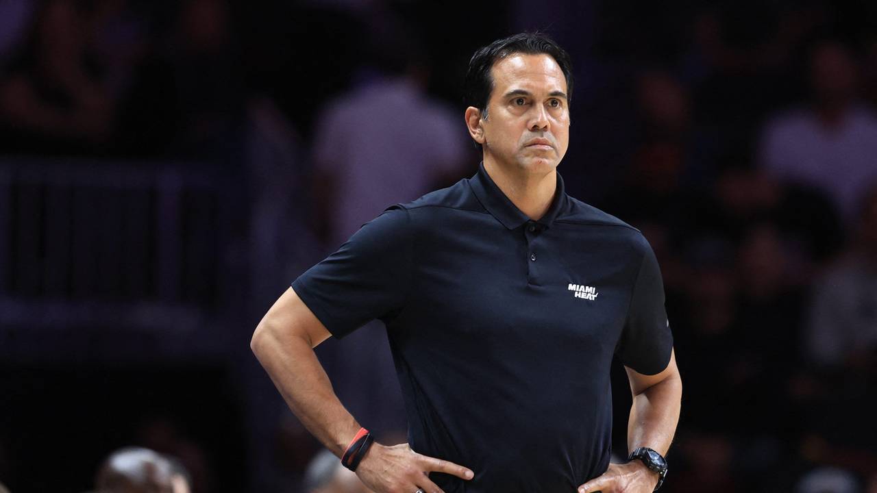 Erik Spoelstra stemmt die Arme in die Hüfte.