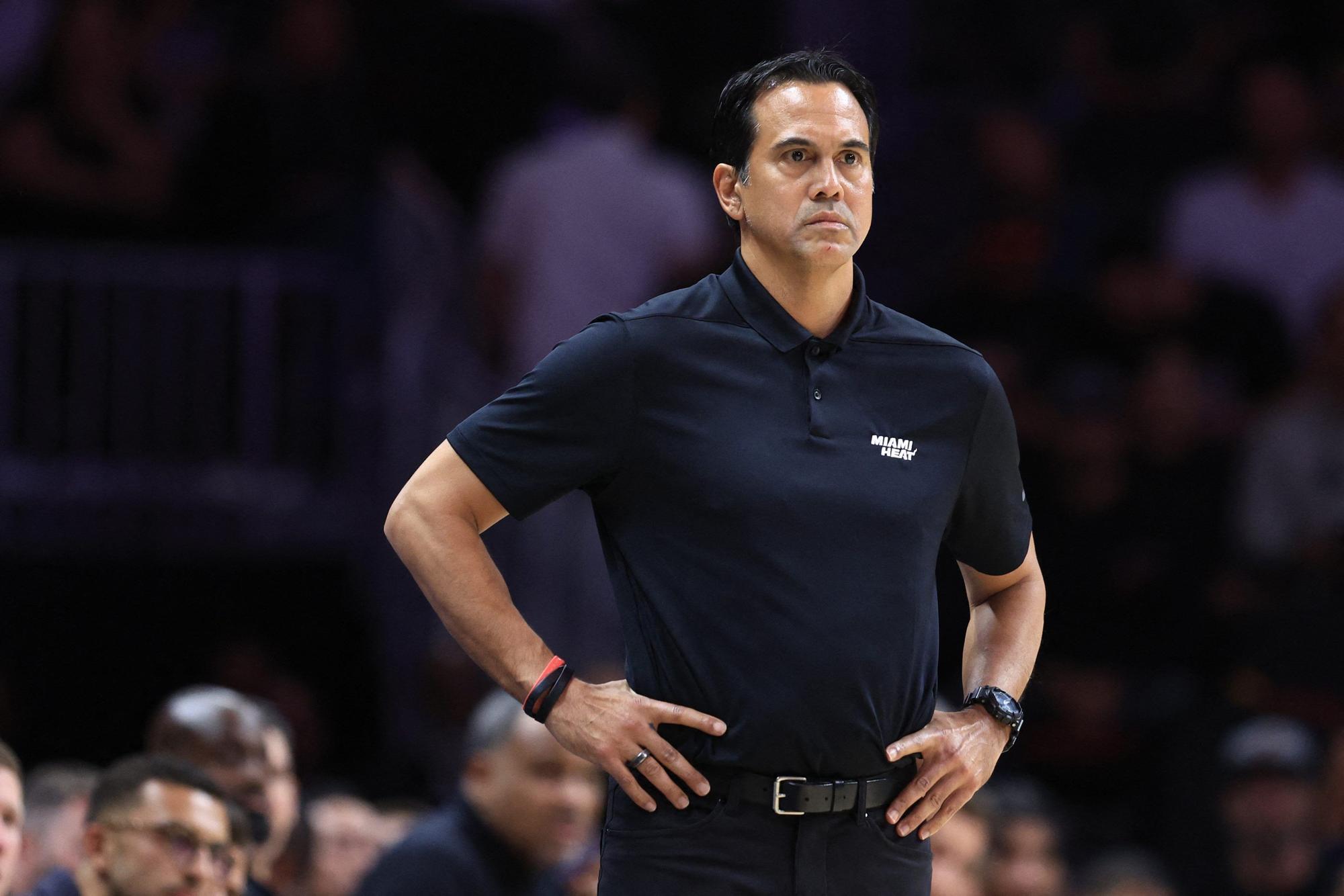 Erik Spoelstra stemmt die Arme in die Hüfte.