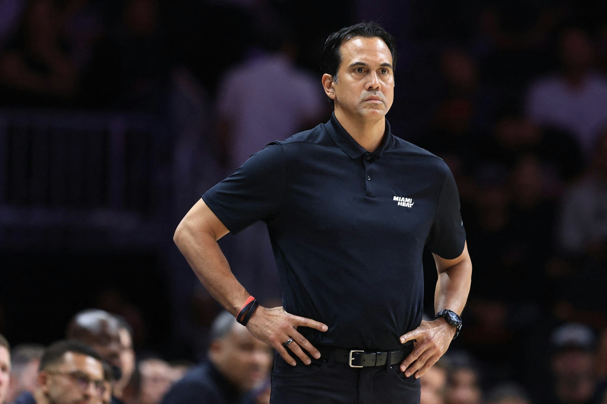 Erik Spoelstra stemmt die Arme in die Hüfte.