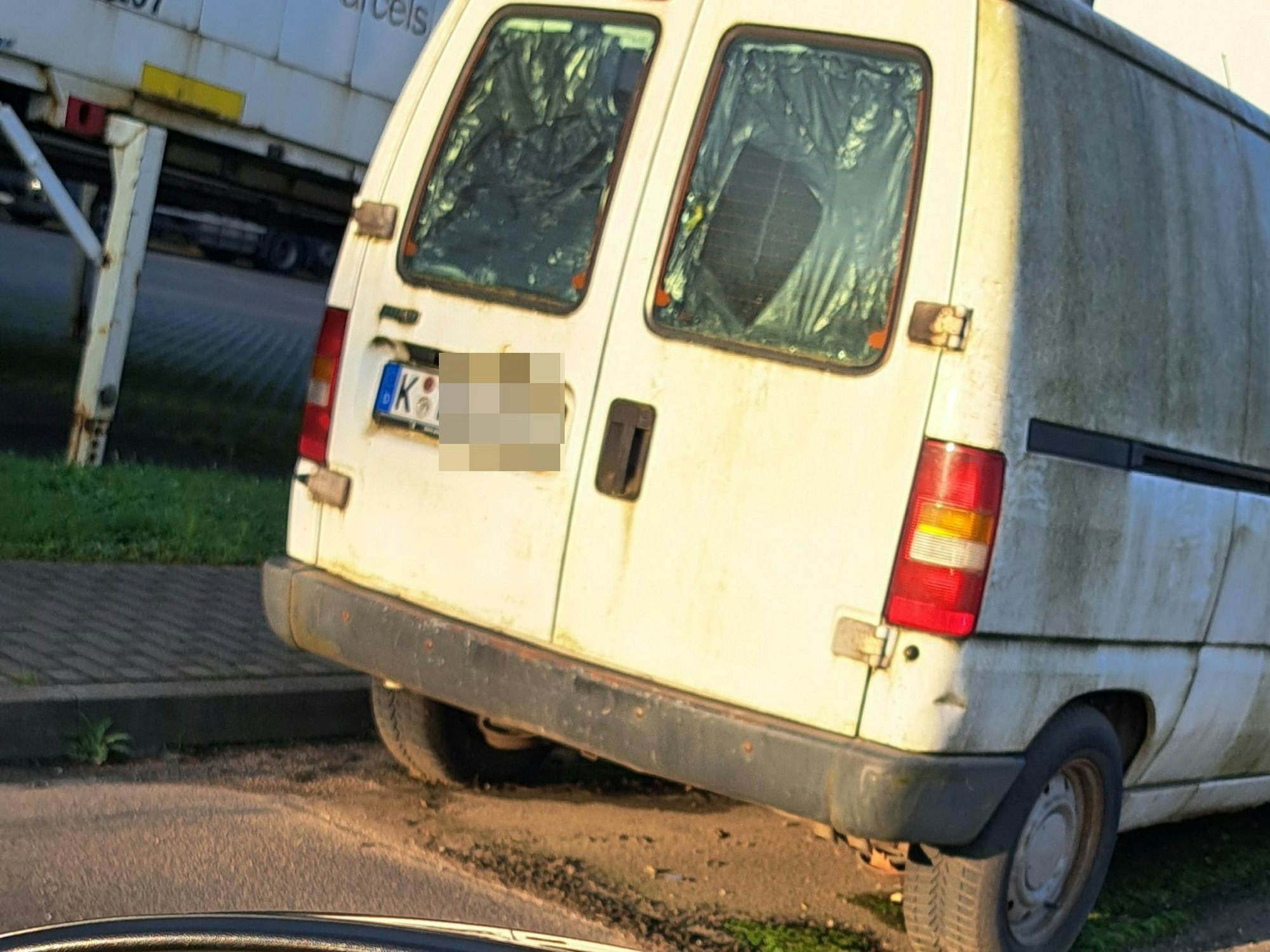 Dieses Geisterauto steht seit Monaten unangerührt in Gremberghoven herum.