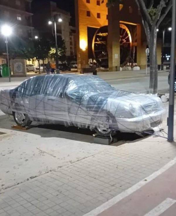 In Malaga gibt es Menschen, die angesichts der Unwetterwarnungen ihre Autos an Laternenpfähle binden, um sie vor den Fluten zu schützen.