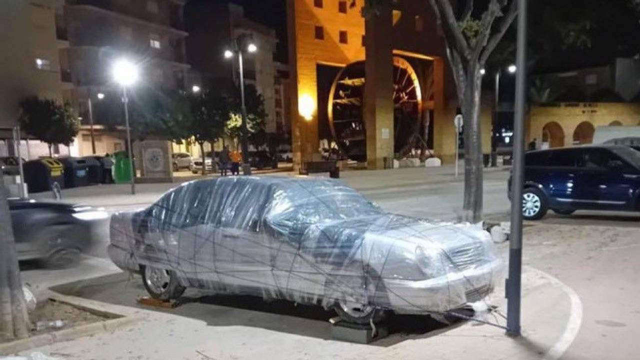 In Malaga gibt es Menschen, die angesichts der Unwetterwarnungen ihre Autos an Laternenpfähle binden, um sie vor den Fluten zu schützen.