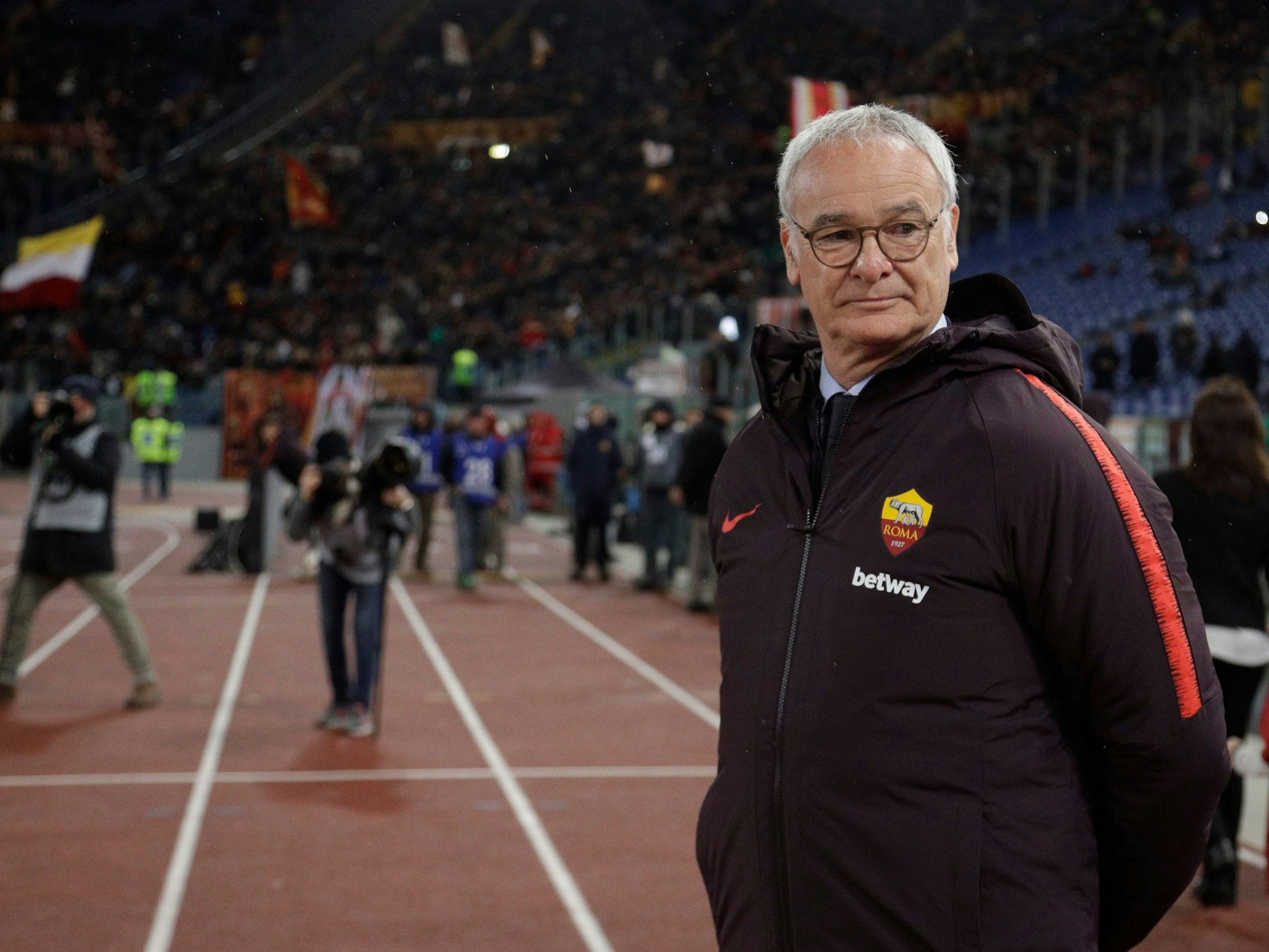 Claudio Ranieri steht im Stadion.