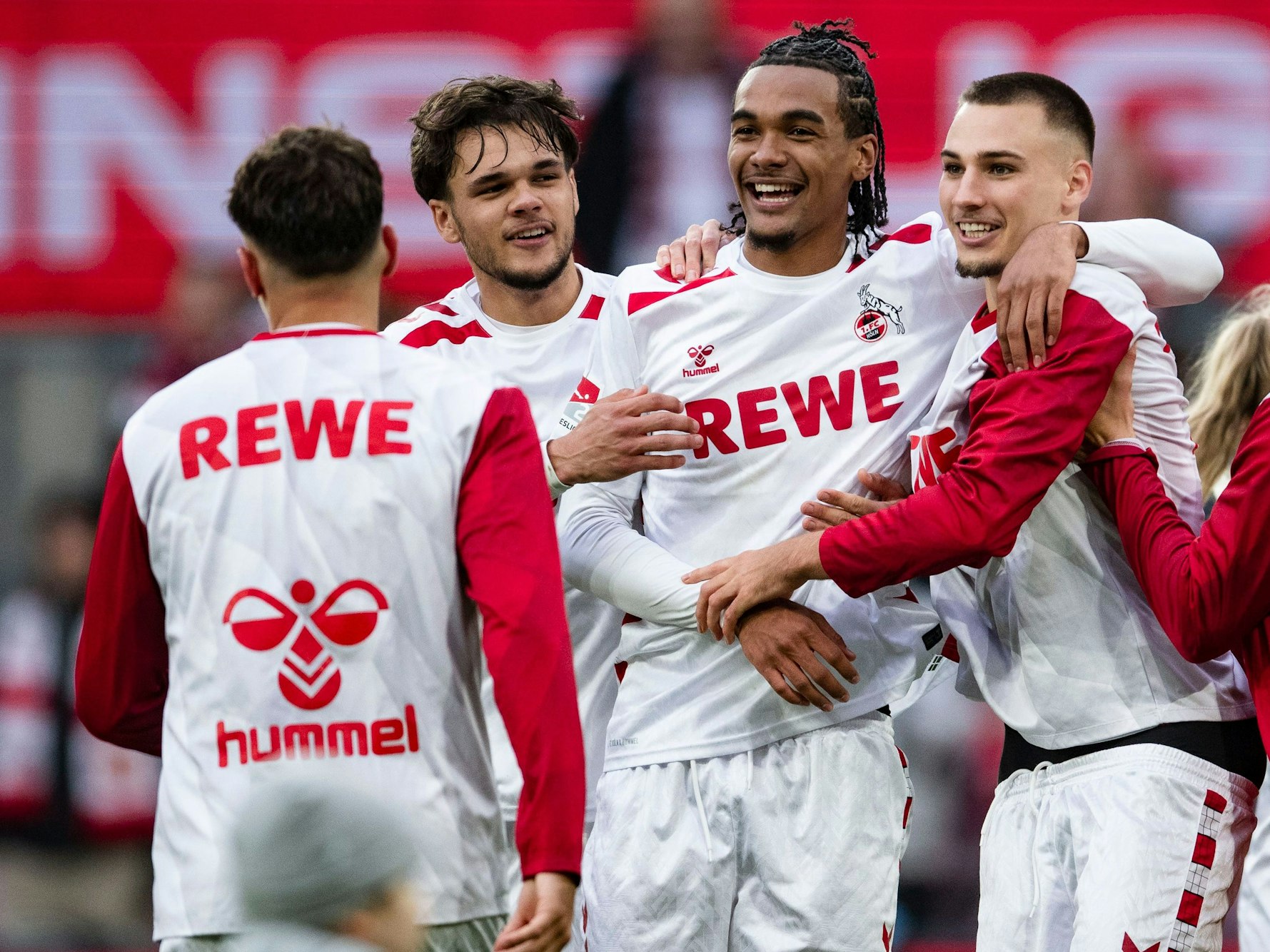 Max Finkgräfe, Damion Downs und Tim Lemperle jubeln gegen Fürth.