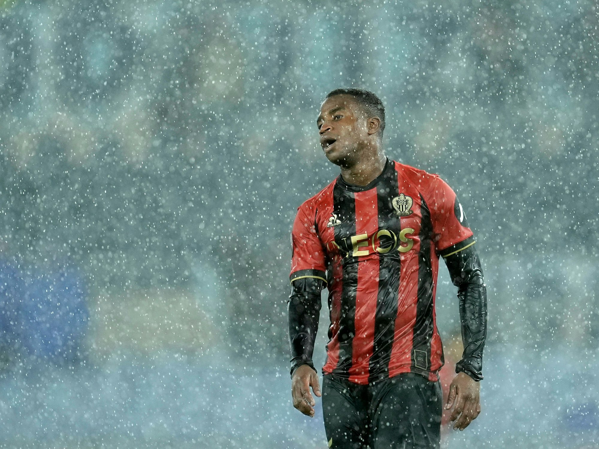Youssoufa Moukoko ist im strömenden Regen frustriert.