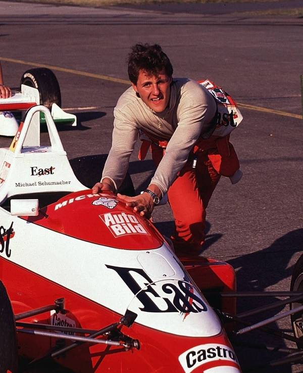 Michael Schumacher schiebt sein Formel-3-Auto.