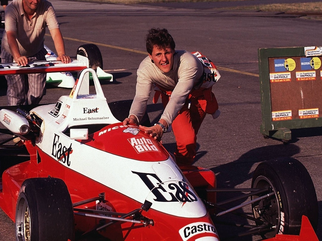Michael Schumacher schiebt sein Formel-3-Auto.