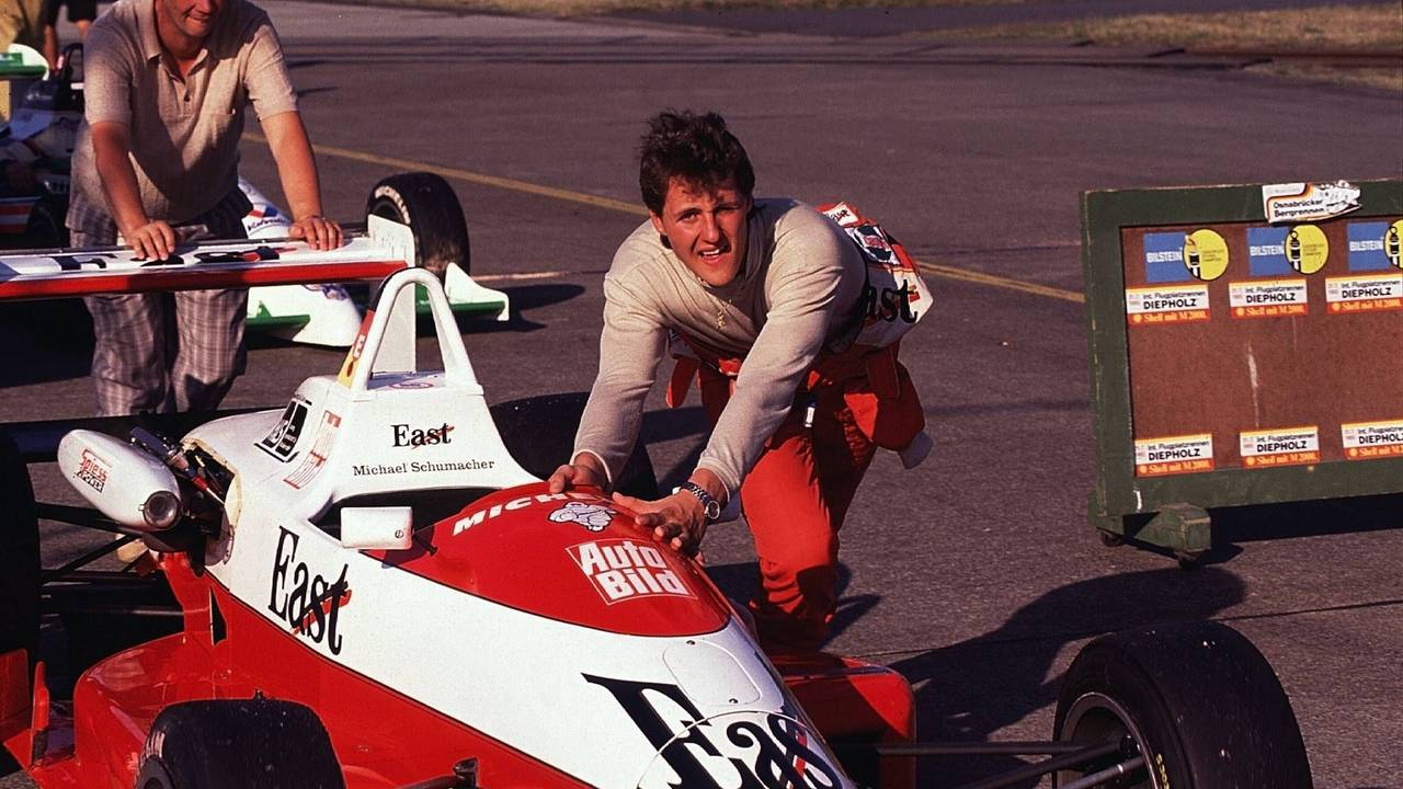 Michael Schumacher schiebt sein Formel-3-Auto.