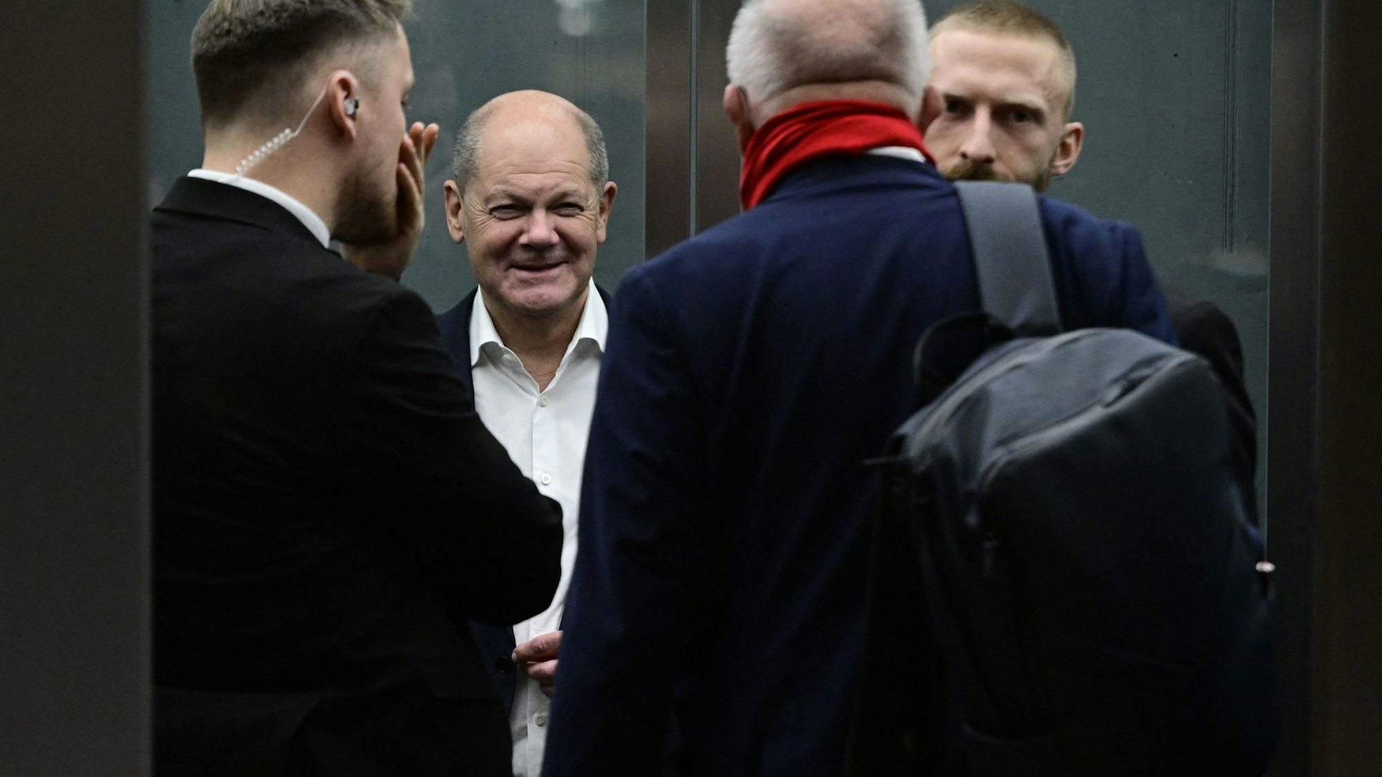 Bundeskanzler Olaf Scholz (2.v.l.) am 12. November im Aufzug nach einer Sitzung seiner SPD-Fraktion im Bundestag.