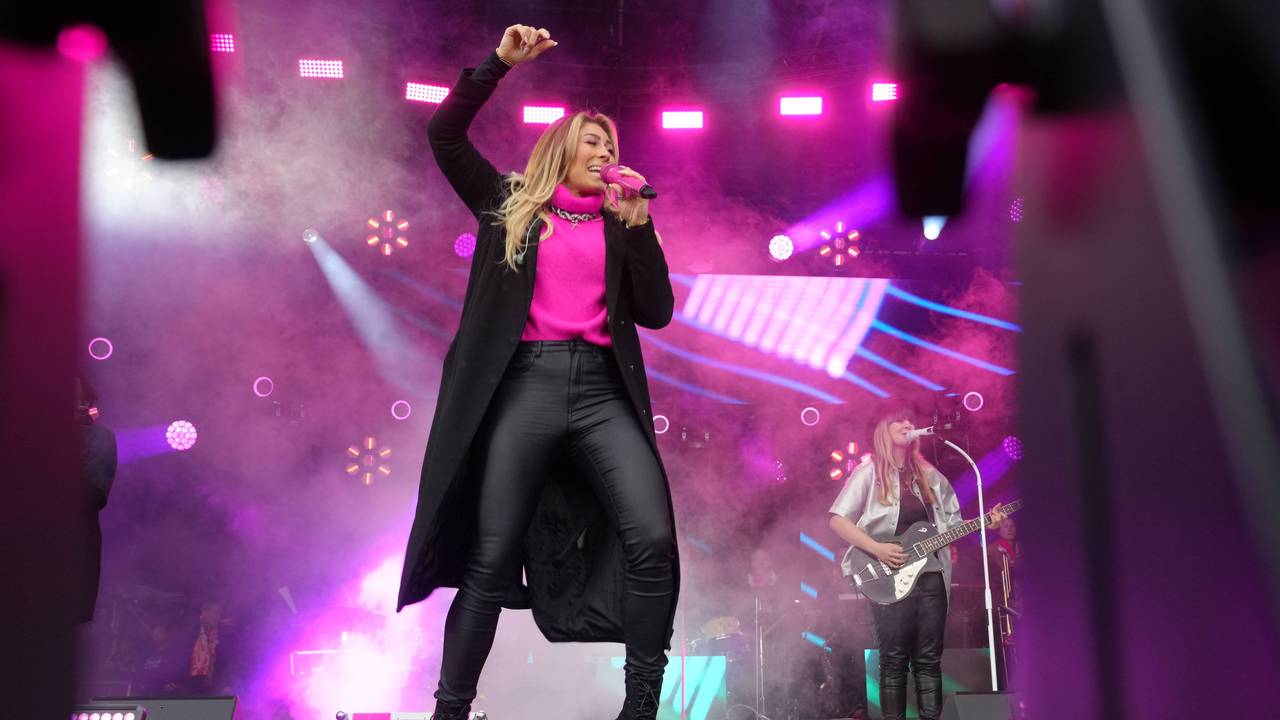 Linda Teodosiu mit ihrer Band Mätropolis am Heumarkt.