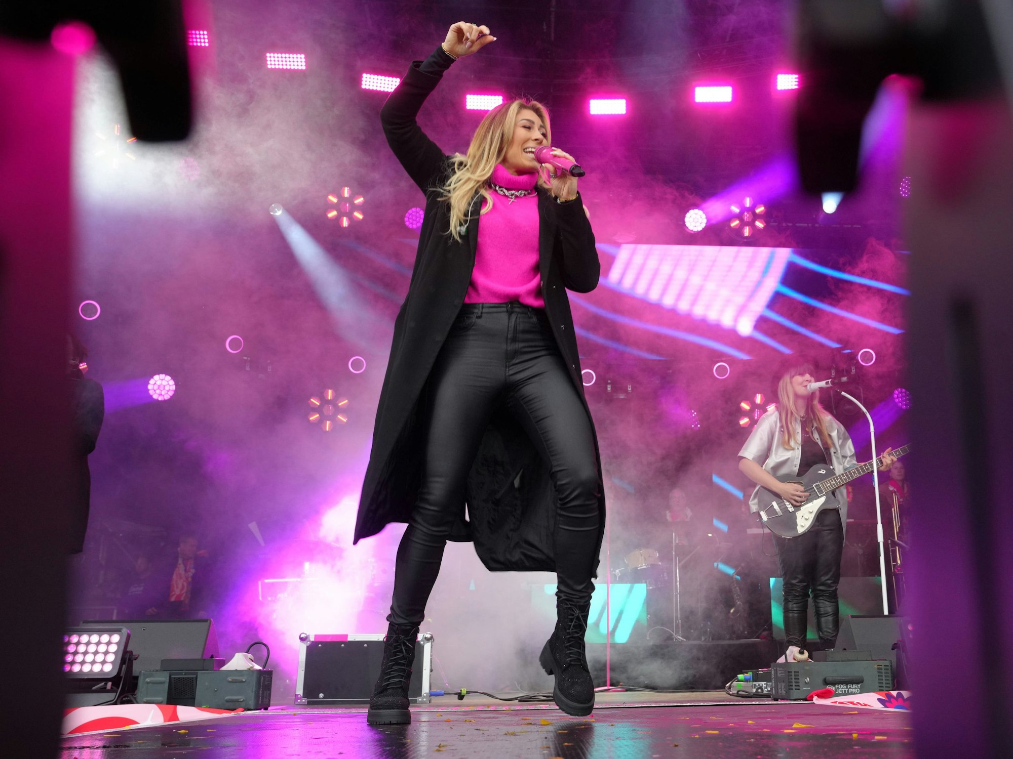 Linda Teodosiu mit ihrer Band Mätropolis am Heumarkt.