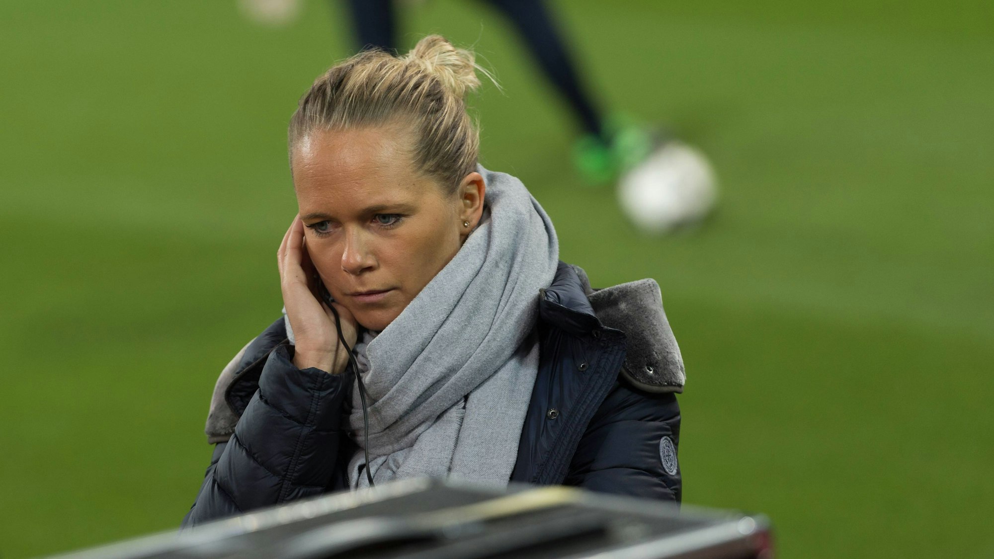 Ruth Pintner hält sich die Hand ans Ohr.