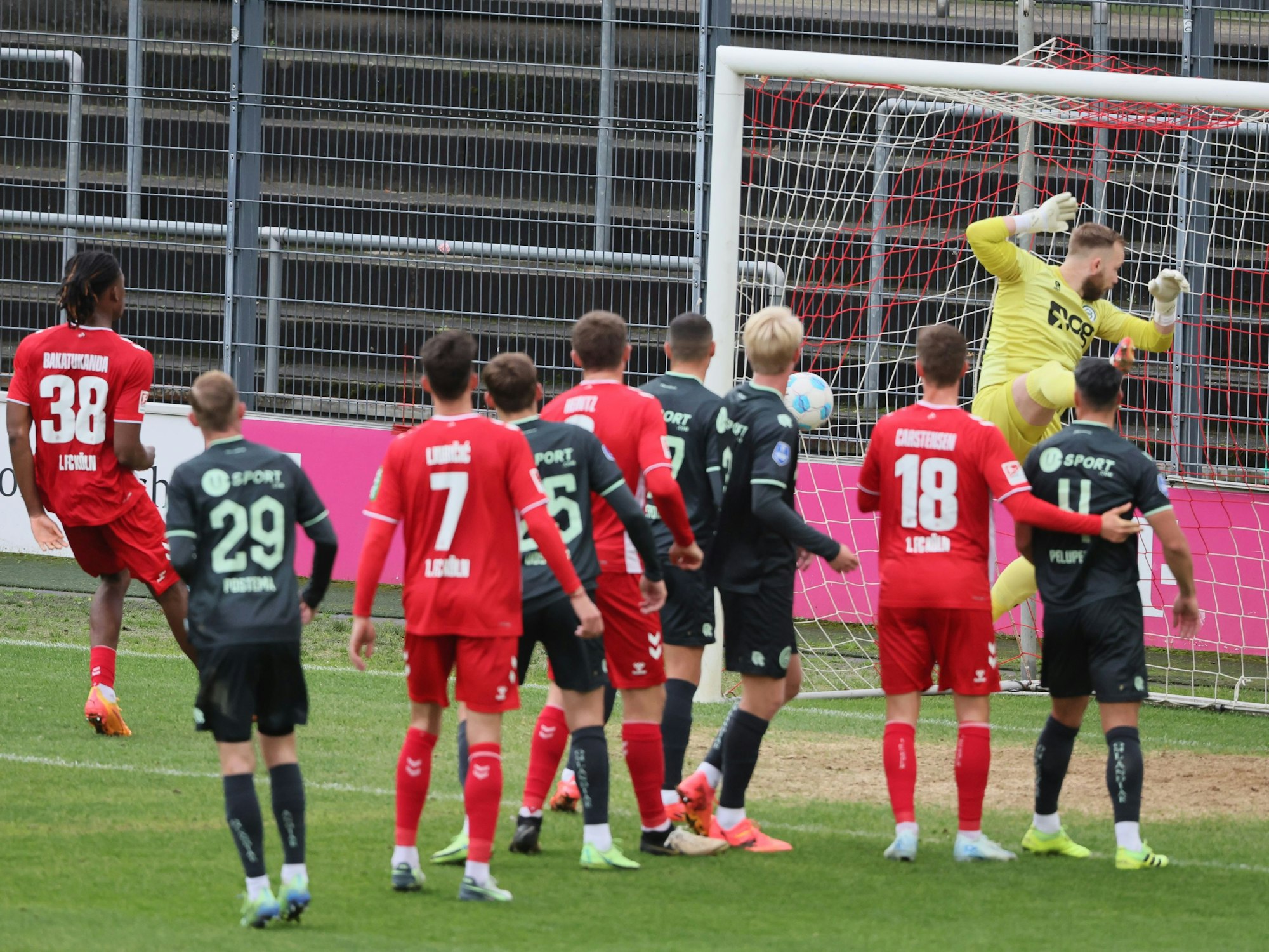 Testspiel im Franz-Kremer-Stadion, 1. FC Köln gegenFC Groningen.