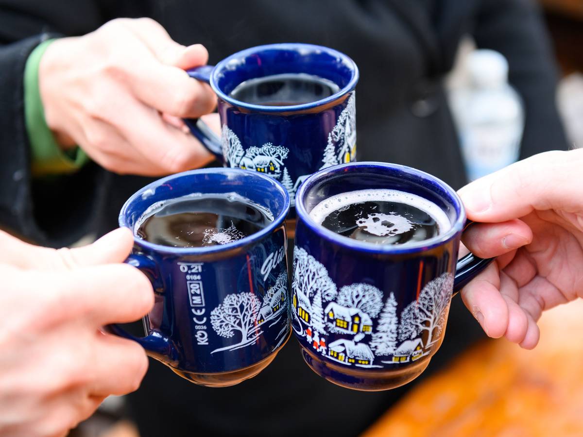 Glühwein in Tassen.