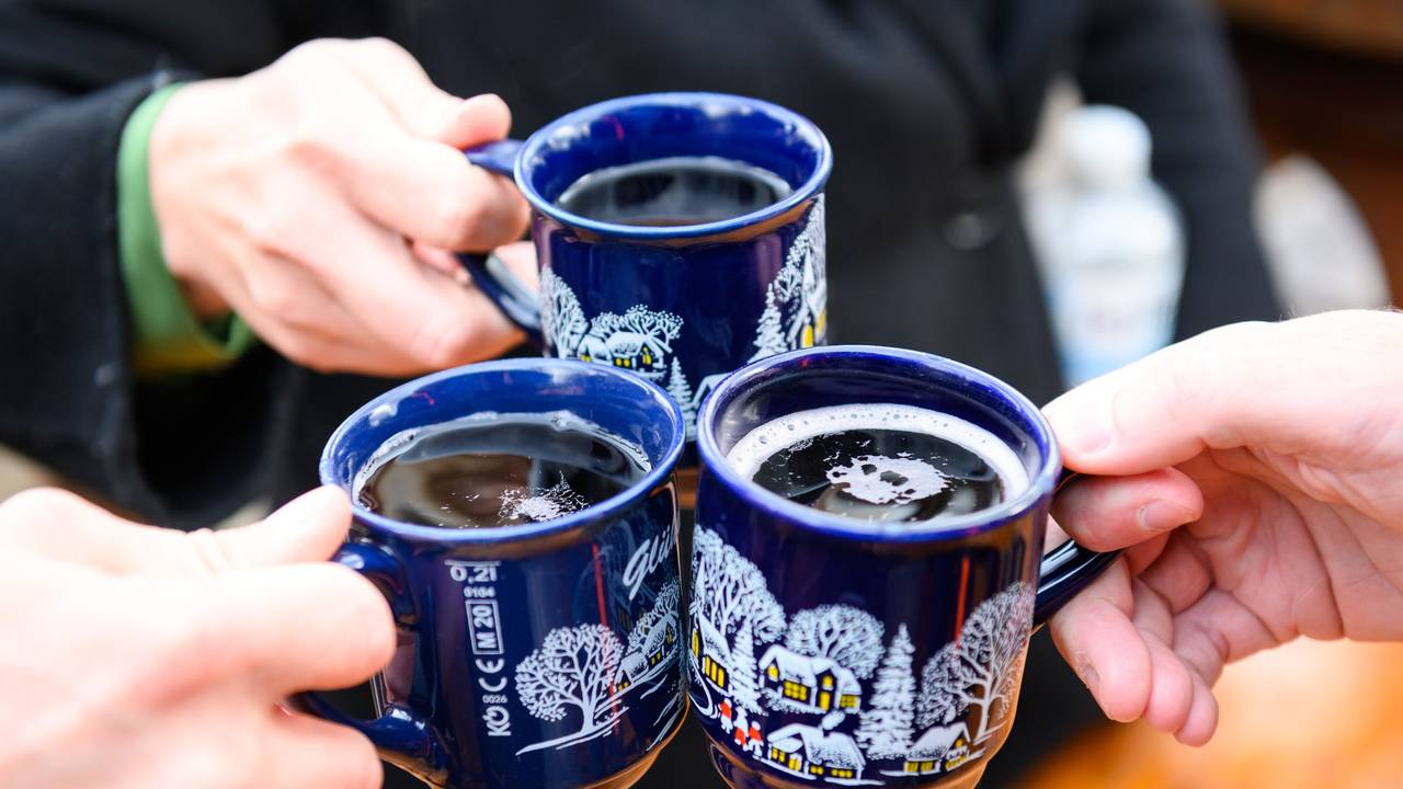Das Foto von Dezember 2022 zeigt drei Tassen Glühwein auf dem Weihnachtsmarkt.