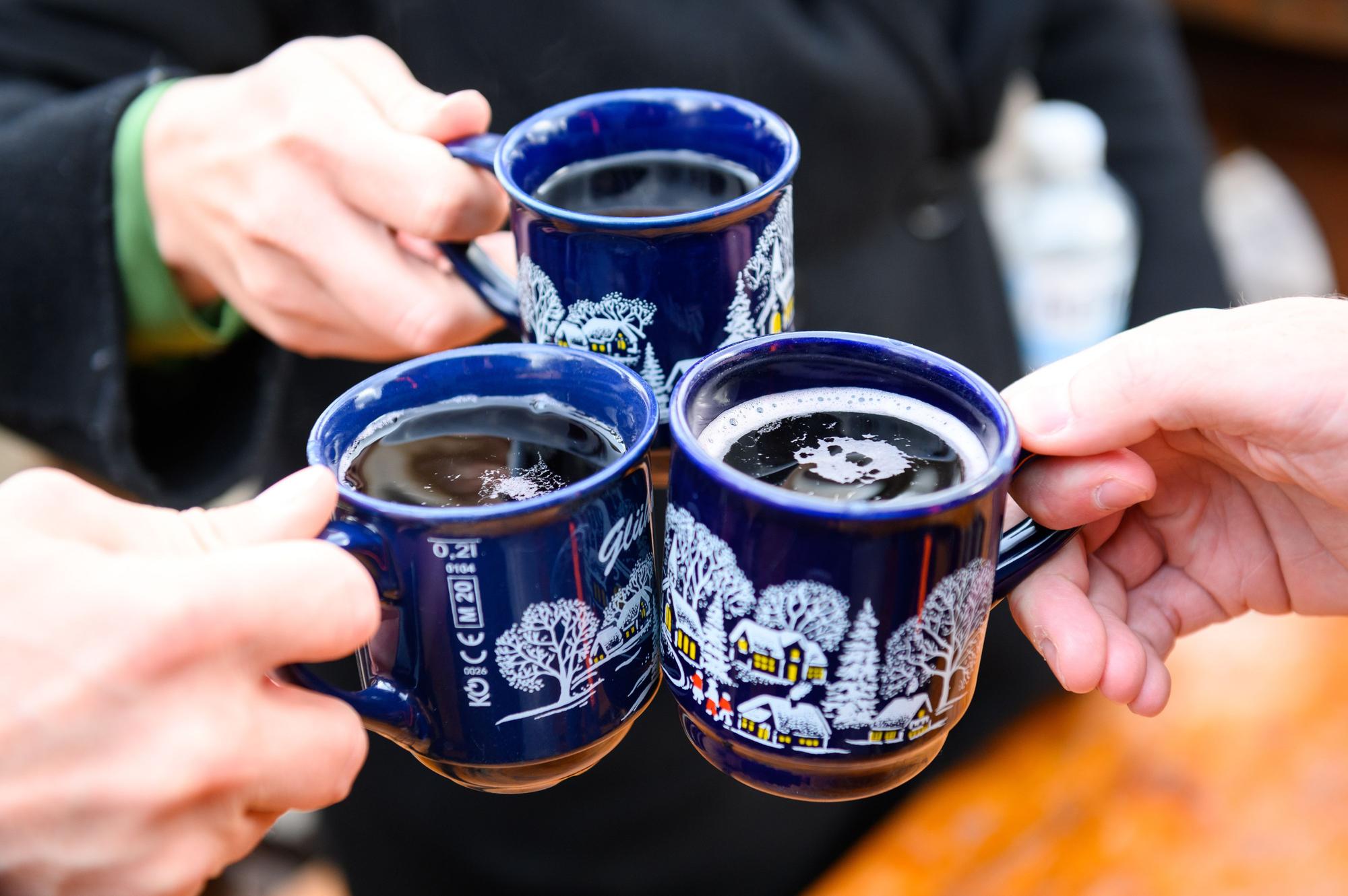 Glühwein in Tassen.