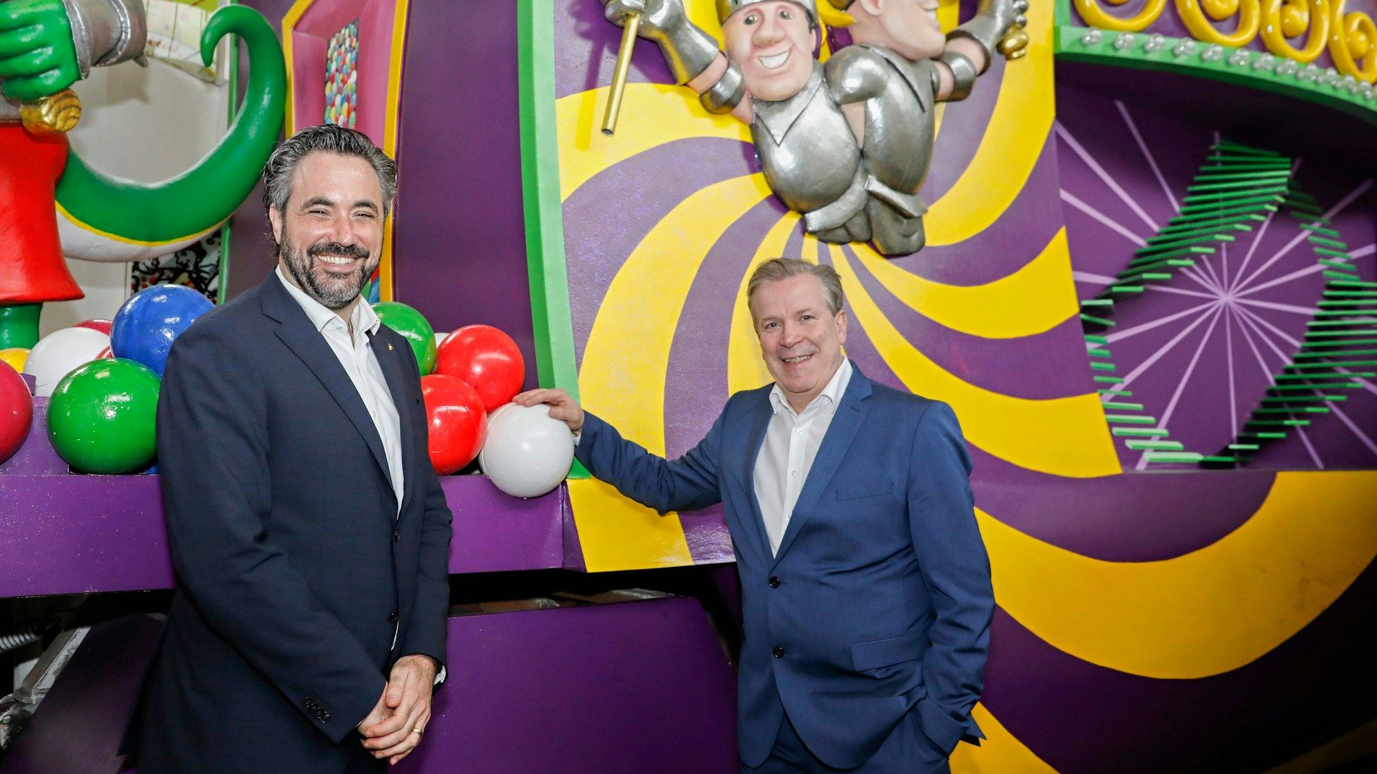 Marc Michelske mit Christoph Kuckelkorn an einem Wagen.