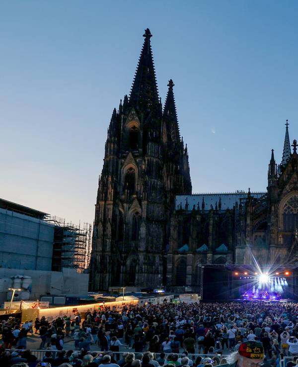 Konzert im Schatten des Kölner Doms bei der Reihe „Weltstars auf dem Roncalliplatz“.