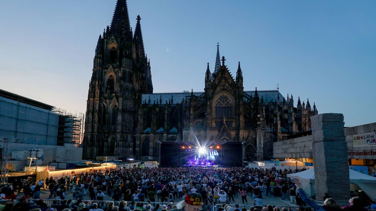Konzert im Schatten des Kölner Doms bei der Reihe „Weltstars auf dem Roncalliplatz“.
