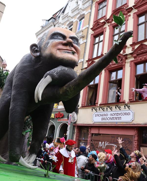 Ein Motivwagen, der Bundeskanzler Olaf Scholz als Faultier zeigen soll, fährt im Rosenmontagsumzug mit.