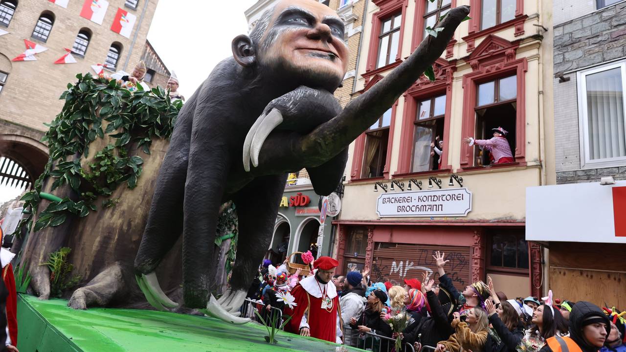 Ein Motivwagen, der Bundeskanzler Olaf Scholz als Faultier zeigen soll, fährt im Rosenmontagsumzug mit.