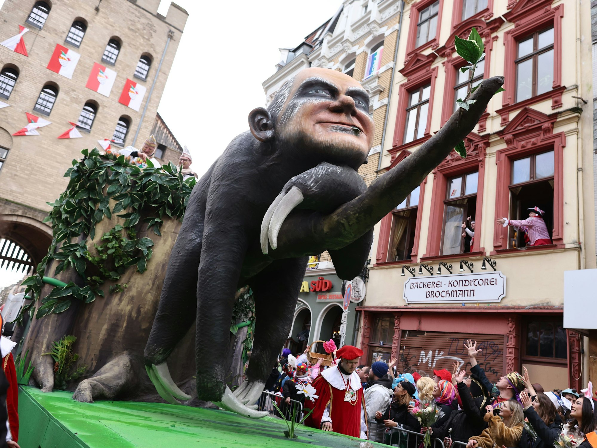 Ein Motivwagen, der Bundeskanzler Olaf Scholz als Faultier zeigen soll, fährt im Rosenmontagsumzug mit.