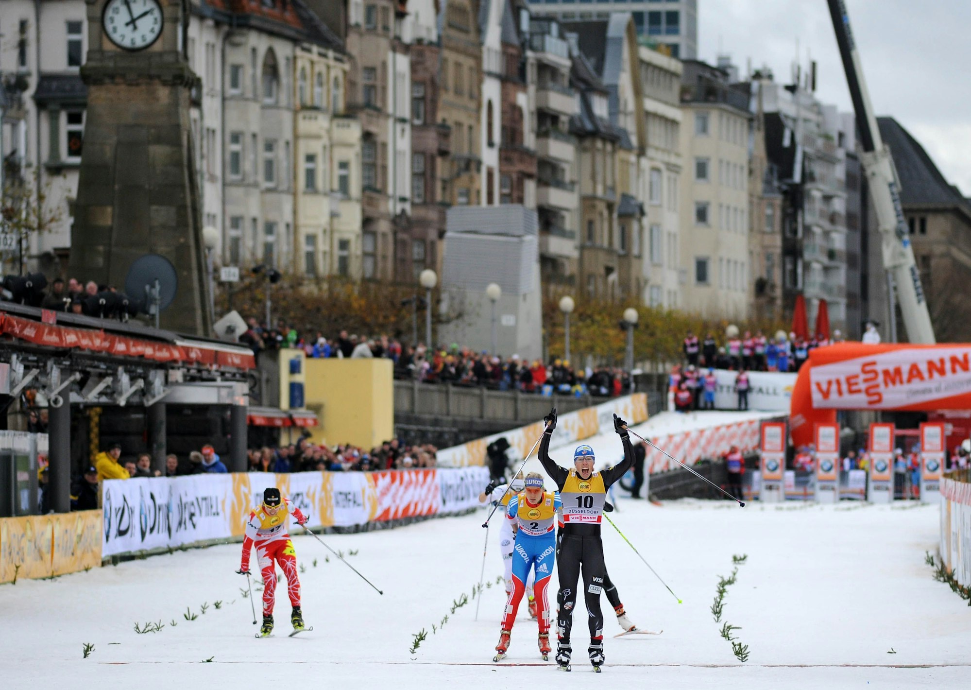 Langlauf am Rheinufer in Düsseldorf.