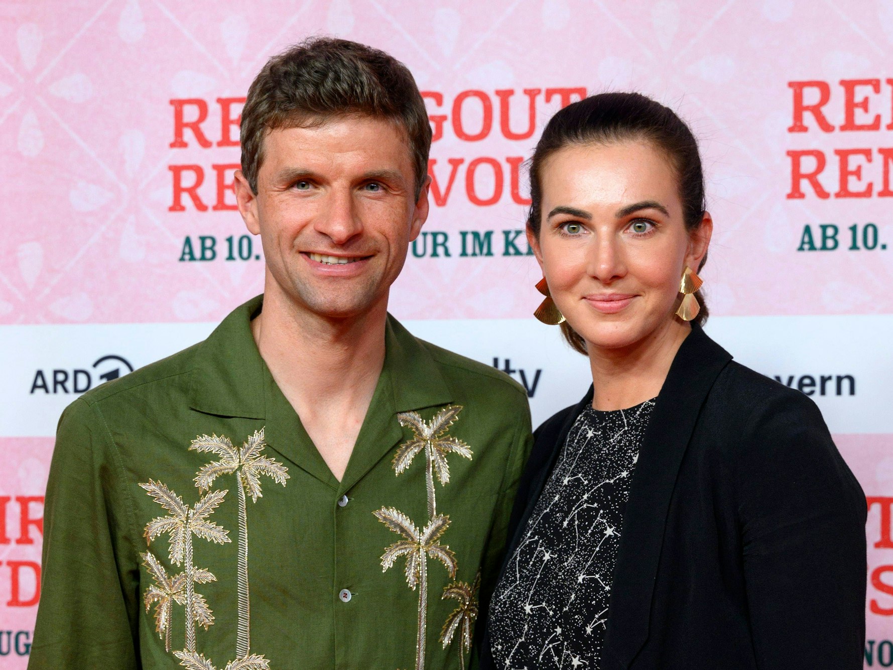 Fußballer Thomas Müller mit Ehefrau Lisa Müller bei der Premiere des Kinofilms Rehragout-Rendezvous im Mathäser Filmpalast in München.