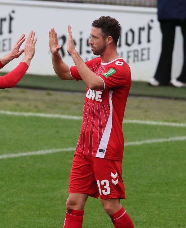 Mark Uth klatscht mit Florian Kainz ab.