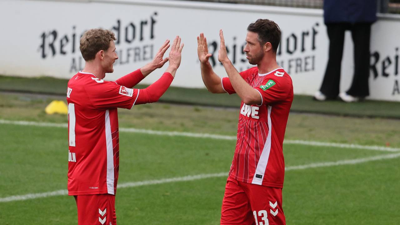 Mark Uth klatscht mit Florian Kainz ab.