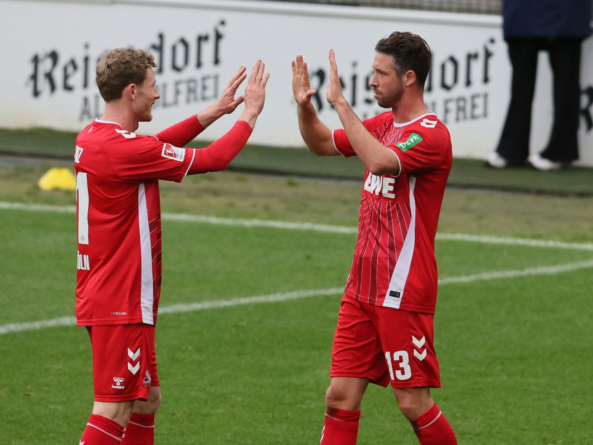 Mark Uth klatscht mit Florian Kainz ab.