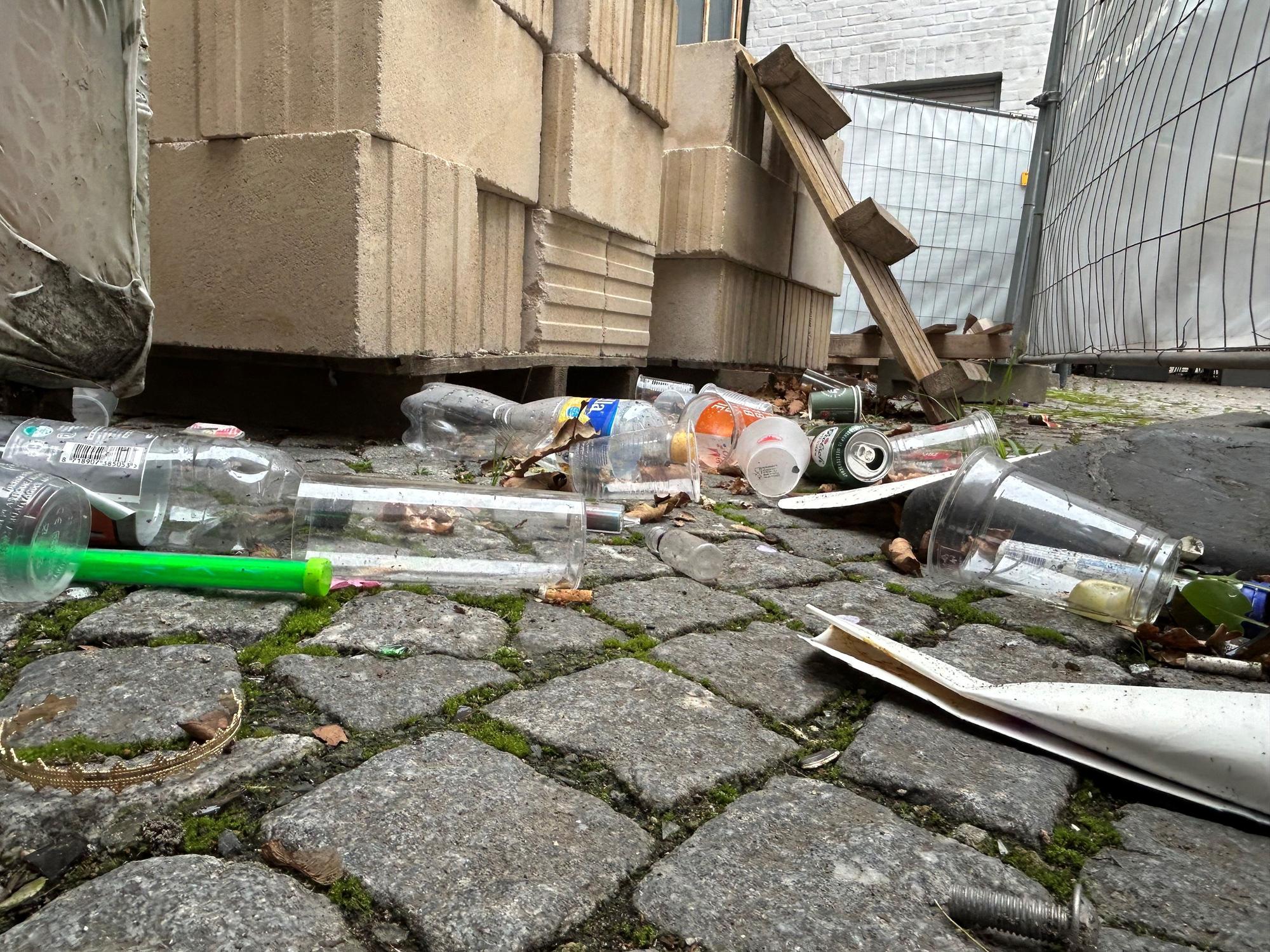 Müll hinter Zäunen in der Altstadt.