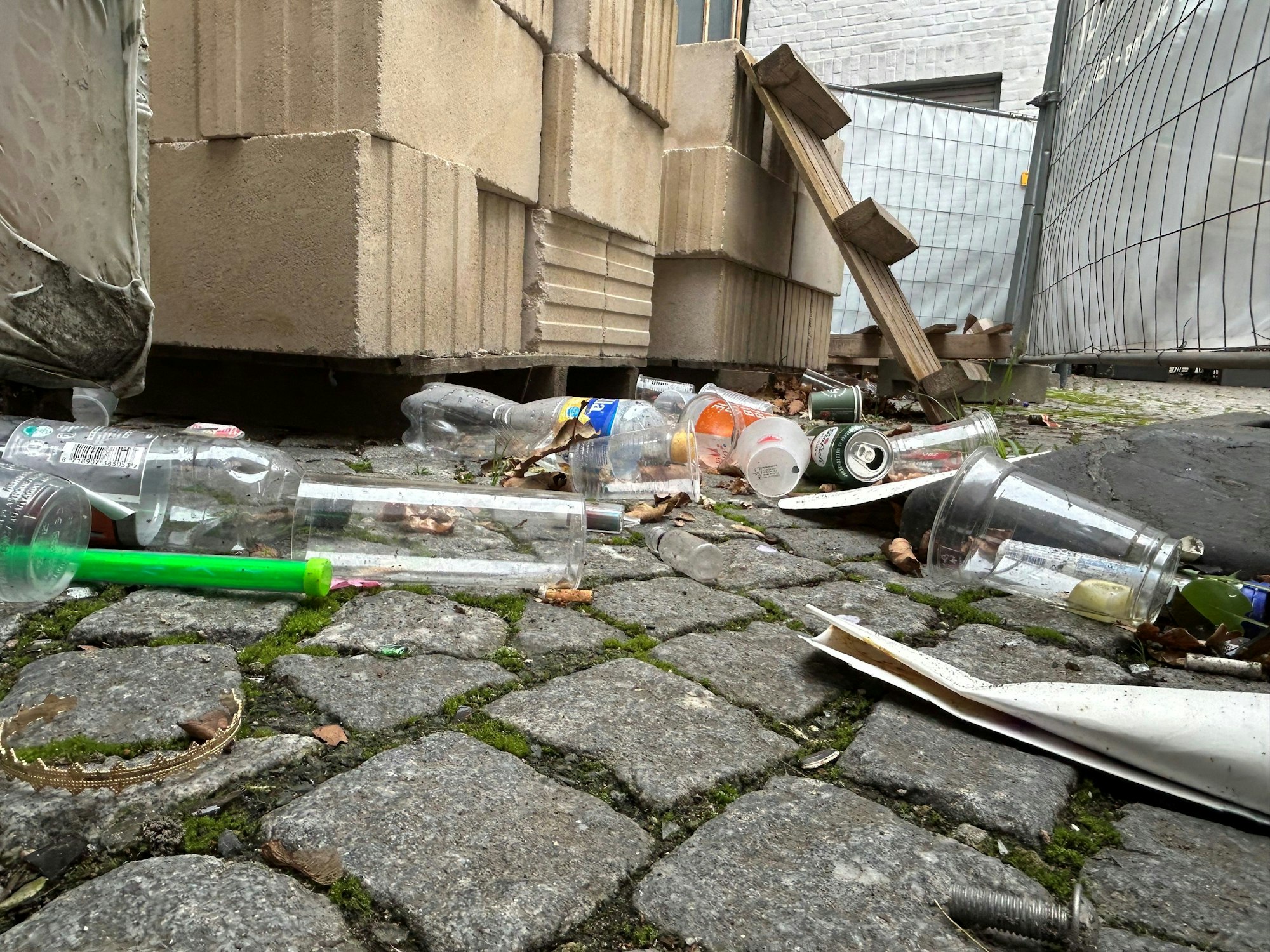 Müll hinter Zäunen in der Altstadt.