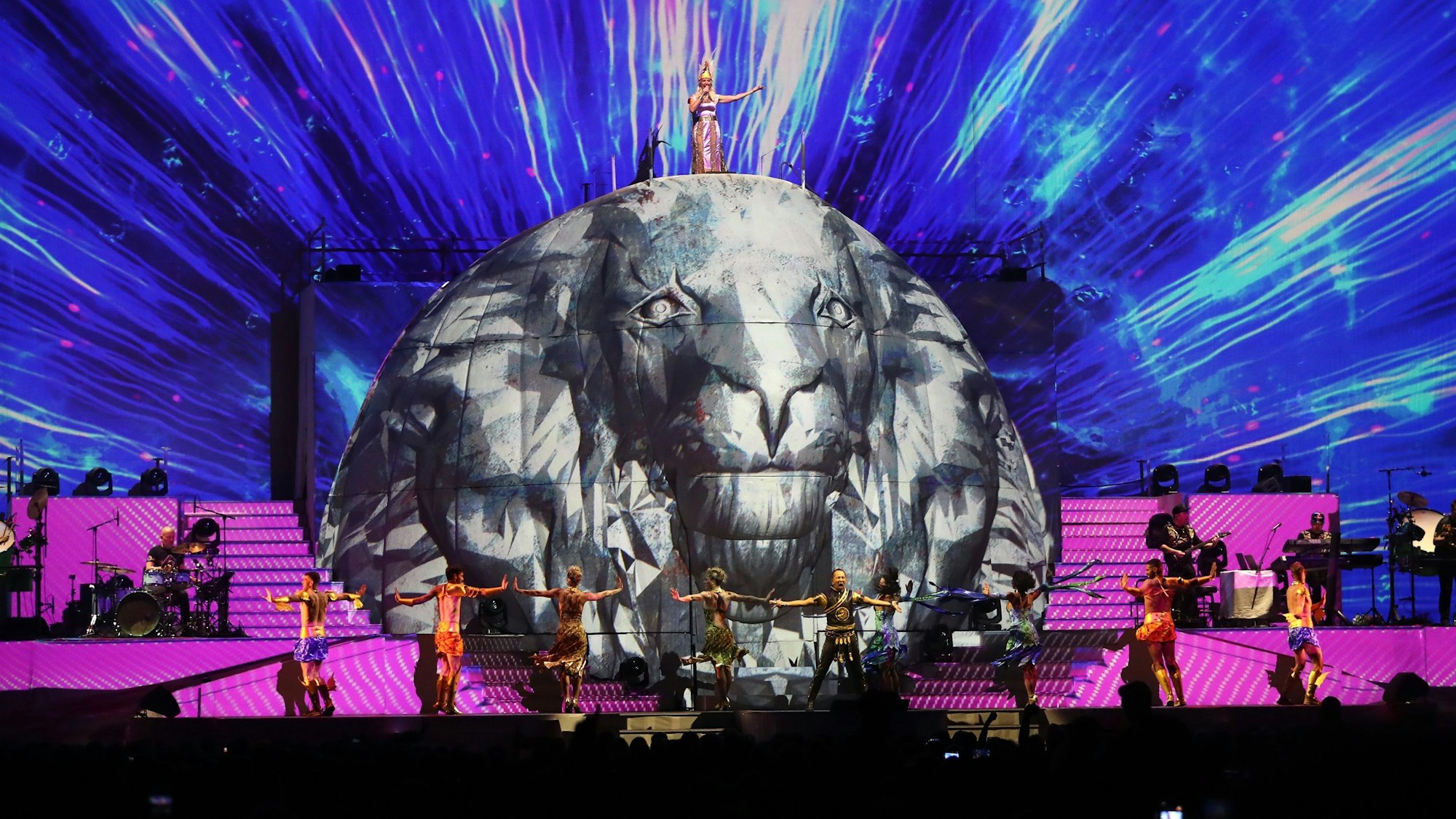 DJ BoBo auf der Bühne der Lanxess Arena.