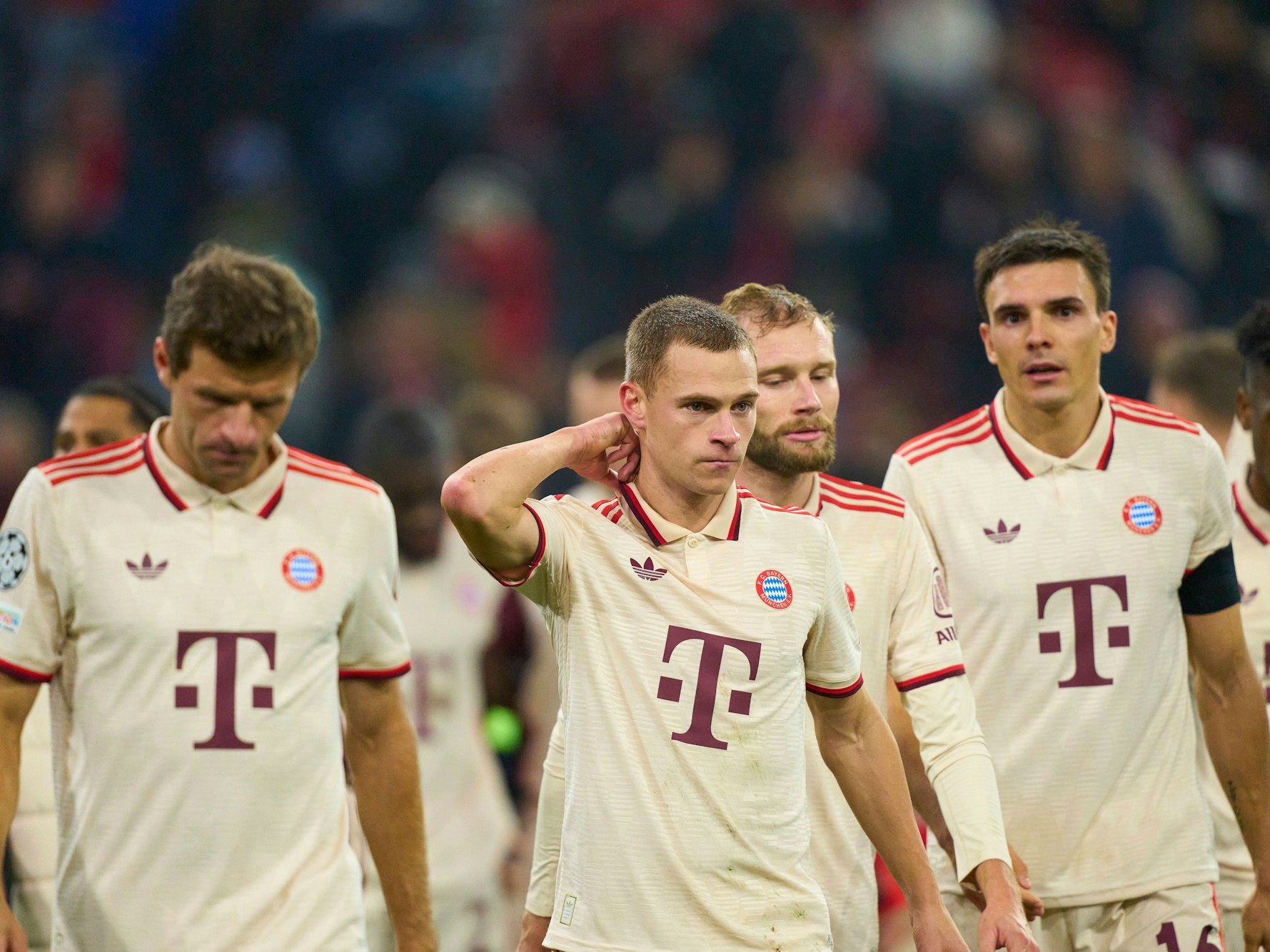 Thomas Müller, Joshua Kimmich, Konrad Laimer und Joao Palhinha (v.li.) gehen nebeneinander vom Feld.