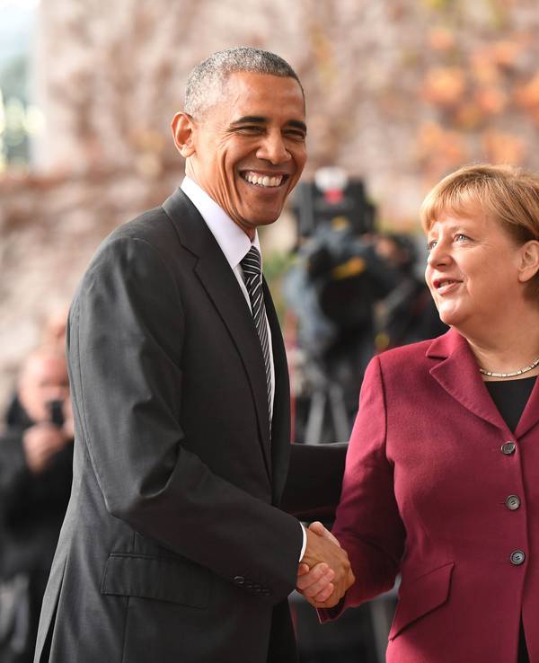 Angela Merkel und Barack Obama schütteln sich die Hände.